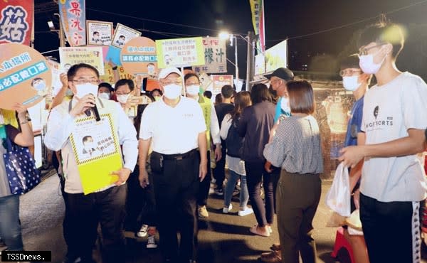 疫情升溫，南市長黃偉哲率隊至夜市視察及宣導，呼籲攤商及民眾落實防疫，降低疫病傳播機會。（記者李嘉祥攝）