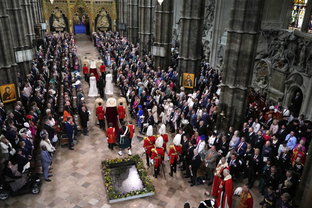 El rey Carlos III, centro, y Camila, la reina consorte, frente al centro, llegan a la ceremonia de coronación del rey Carlos III de Gran Bretaña en la Abadia de Westminster en Londres el sábado 6 de mayo de 2023. (Foto AP/Kirsty Wigglesworth, Pool)