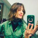 <p>Le mannequin et la personnalité de la télévision Alexa Chung a opté pour une coque Chaos verte ornée de ses initiales en rose. (Photo : Instagram) </p>