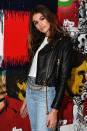 <p>Kaia Jordan Gerber est la fille du célèbre mannequin Cindy Craw­ford et de Rande Gerber. Elle porte ici un jean, un haut blanc et une petite veste en cuir. Crédit photo : Getty Images </p>