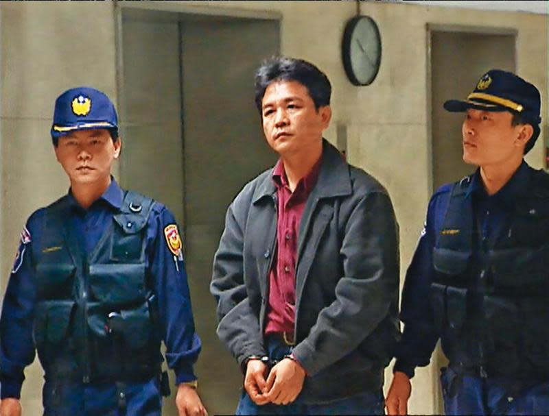綽號「冷面殺手」的謝惠仁（中）接受警方偵訊後，移送至地檢署複訊。（東森新聞提供）