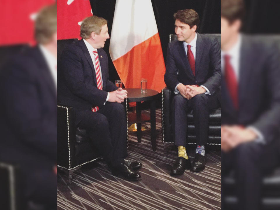 Nanu, wer outet sich denn da als "Star Wars"-Fan? Es ist Kanadas Premierminister Justin Trudeau. Am Donnerstag traf sich der Politiker in Montreal mit seinem irischen Kollegen Enda Kenny und trug dabei ziemlich auffällige Socken. An den Füßen des 45-Jährigen prangten blau-weiße und gold-schwarze Strümpfe, die mit den beiden "Star Wars"-Robotern R2-D2 und C-3PO verziert waren. (Bild-Copyright: Trudeau/Instagram)