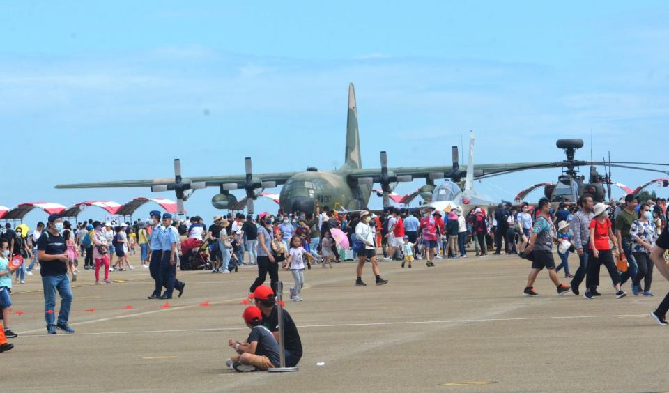 空軍清泉崗基地今舉辦「航空嘉年華活動」，一早即湧入大批人潮進行。王烱華攝