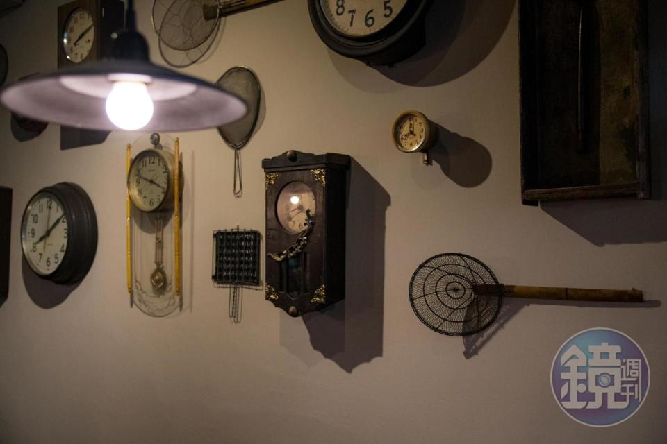 滿牆從各地蒐藏來的老時計，呼應店名「時寓」。