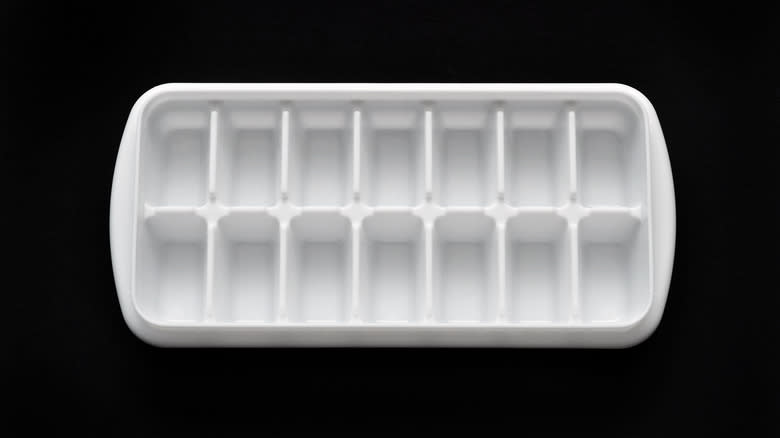 Ice cube tray with flat areas