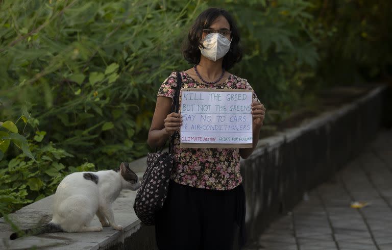 Un activista sostiene un cartel durante una protesta como parte de las iniciativas del movimiento climático Fridays for Future, en Mumbai, India, el viernes 24 de septiembre de 2021