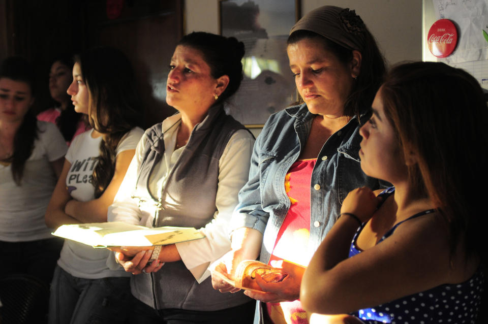 People pray at the home of the parents of Texas death-row inmate Edgar Tamayo in Miacatlan, Mexico, Wednesday, Jan. 22, 2014. The Mexican national was executed Wednesday night in Texas for killing a Houston police officer, despite pleas and diplomatic pressure from the Mexican government and the U.S. State Department to halt the punishment. Tamayo, 46, received a lethal injection for the January 1994 fatal shooting of Officer Guy Gaddis, 24. (AP Photo/Tony Rivera)