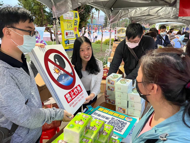 澎湖地檢署利用花火節活動，設攤宣導法律教育。（圖／澎湖地檢署提供）