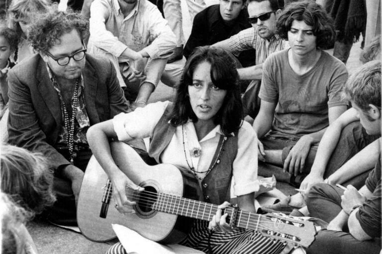 Joan Baez en uno de los tantos encuentros espontáneos en las calles de San Francisco, a finales de los años sesenta