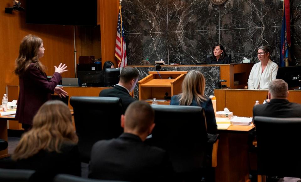 PHOTO: Defense attorney Shannon Smith, left, speaks to her client Jennifer Crumbley, back right, on the stand in the Oakland County courtroom, Feb. 1, 2024, in Pontiac, Mich. (Mandi Wright/Detroit Free Press via AP)