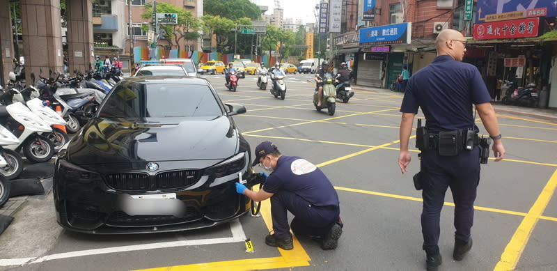 警開4槍壓制拒攔查駕駛  開16張罰單 新北市中和警分局19日表示，員警值勤巡邏時，於中 和路、泰和街口攔查可疑轎車，駕駛拒檢逃逸並倒車 衝撞員警，警方朝車輪開4槍後攔停並壓制駕駛，開 出16張罰單。 （中和警方提供） 中央社記者黃旭昇新北傳真  113年4月19日 