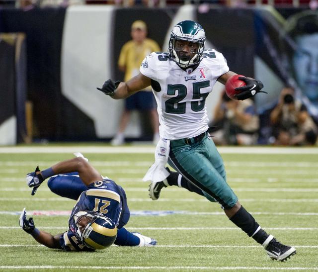 Michael Vick runs Eagles past Rams, 31-13