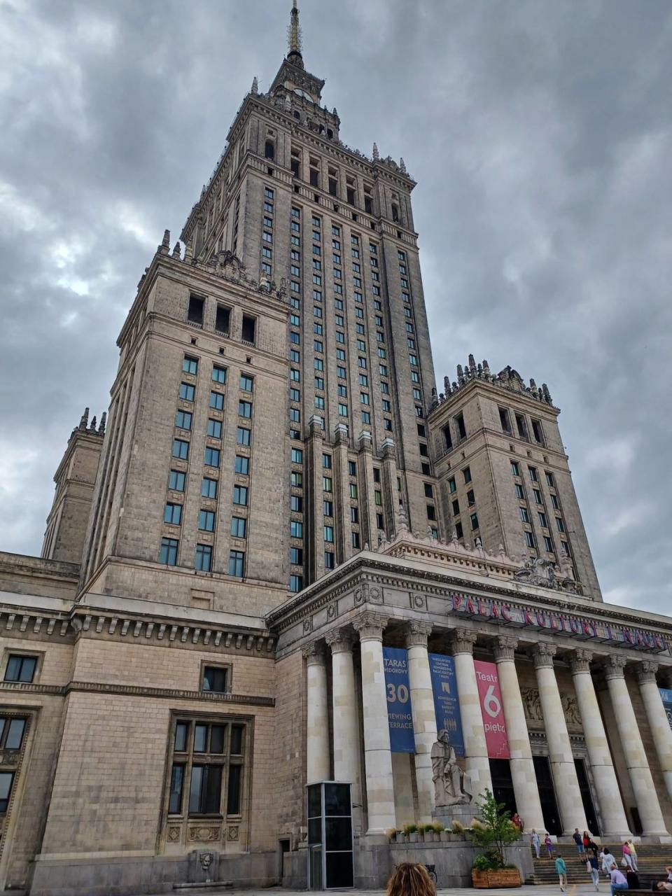 El Palacio de la Cultura y la Ciencia es un centro de ocio y actividades culturales. En su interior se pueden encontrar museos, tiendas, restaurantes, cines, teatros, bares, entre otros y por supuesto unas vistas de toda la ciudad desde su mirador.