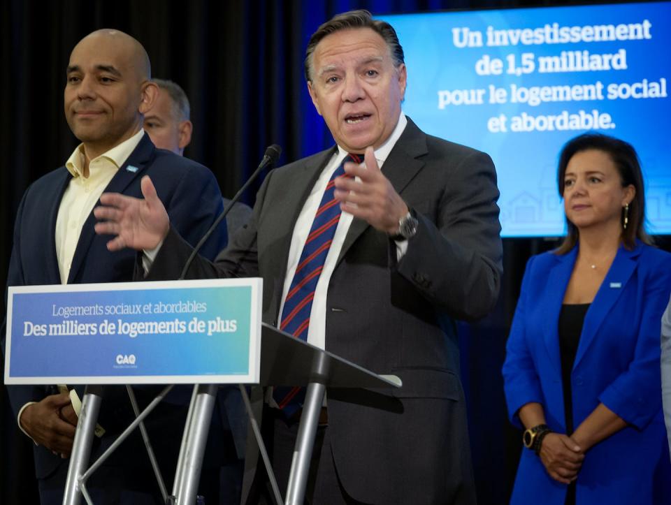 Le premier ministre du Québec, François Legault, entouré de candidats de la CAQ, s’adresse à la presse à Laval, le 12 août 2022. La force de la stratégie de mobilisation nationaliste de la CAQ est de rejoindre à la fois une partie des nationalistes économiques, républicains, autonomistes, et des national-populistes. La Presse canadienne/Peter McCabe