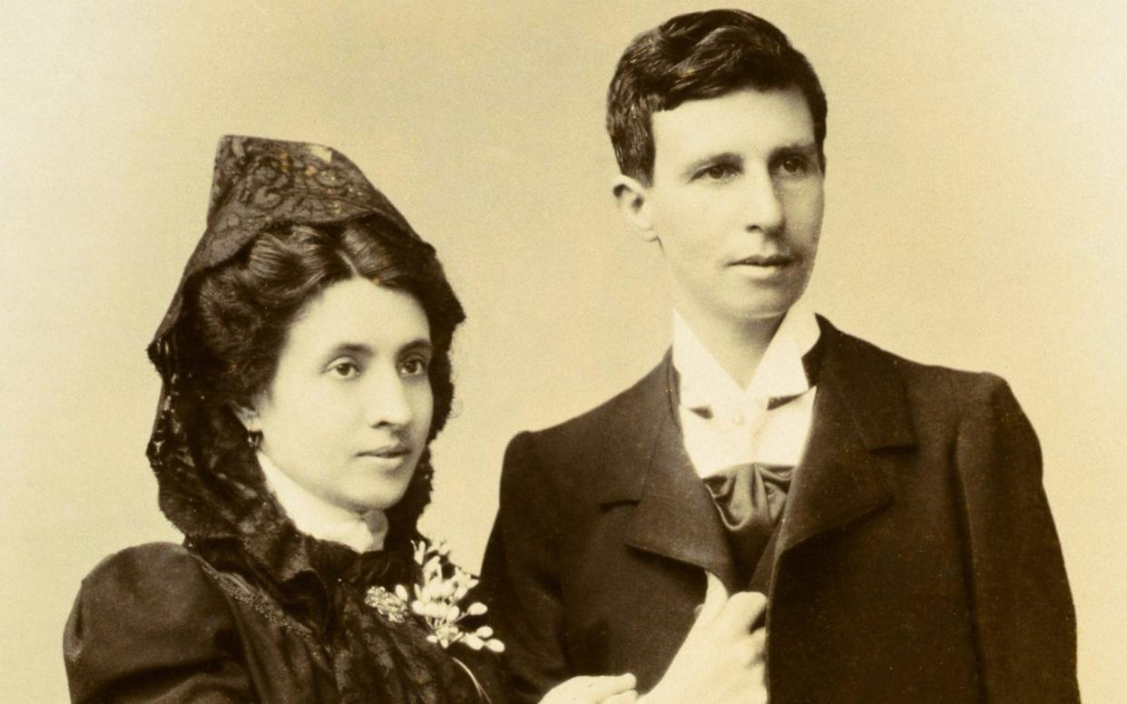 Marcela Gracia Ibeas and Elisa Sánchez Loriga, school teachers. They were married on June 8, 1901 in La Coruña. To deceive the priest, Elisa pretended to be a man, Mario. When they were discovered they had to flee from Spain. 