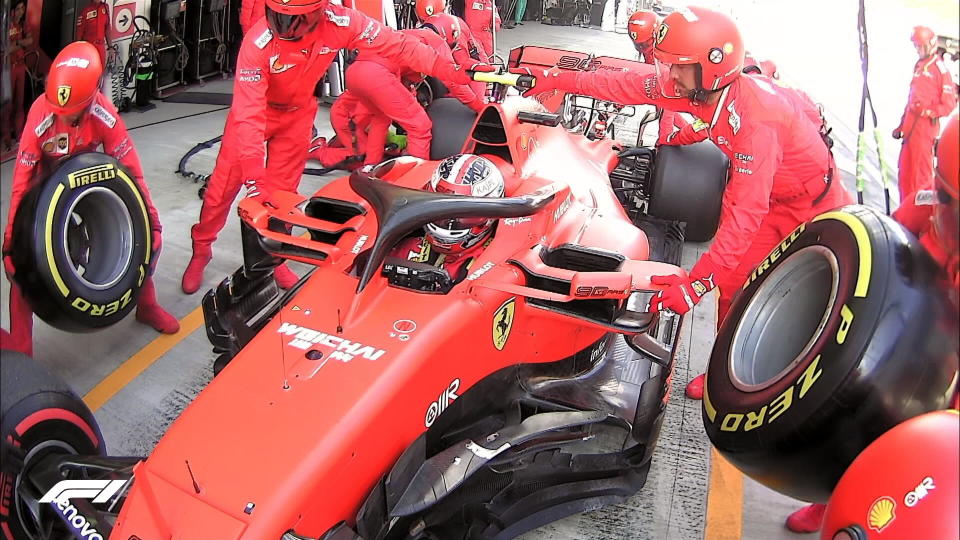 Charles Leclerc est passé par les stands. Au 26e tour, il est quatrième, derrière Vettel, Hamilton et Bottas. Romain Grosjean est le seul abandon de la course pour le moment. (crédit Twitter @F1)