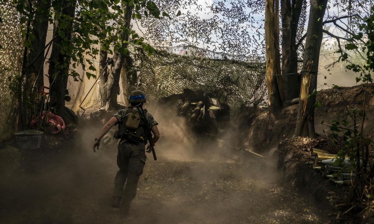 <span>Ukrainian soldiers from the 13th Brigade of the National Guard fire artillery towards the Russian border.</span><span>Photograph: Anadolu/Getty Images</span>