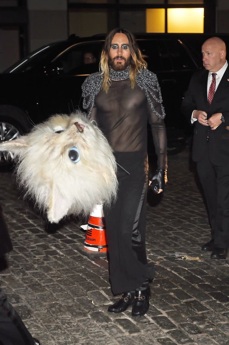 Jared Leto cambió su traje de peluche por un outfit con transparencias y charreteras. Eso sí, el actor y cantante llegó con la cabeza de Choupette, la famosa mascota de Karl Lagerfeld