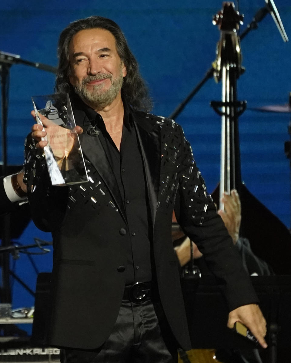 Marco Antonio Solís recibe el premio a la Persona del Año en la gala en su honor en la Arena Mandalay Bay Michelob Ultra el 16 de noviembre de 2022 en Las Vegas. (Foto AP Photo/Chris Pizzello)