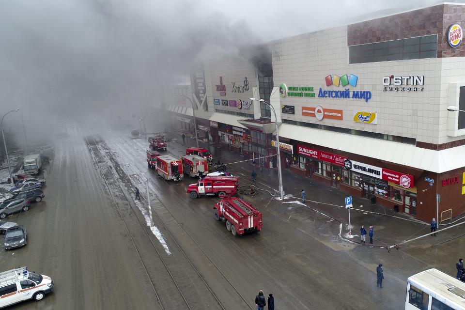 <p>In this Russian Emergency Situations Ministry photo on March 25, 2018, smoke rises above a multistory shopping center in the Siberian city of Kemerovo, about 3,000 kilometers (1,900 miles) east of Moscow. (Photo: Russian Ministry for Emergency Situations photo via AP) </p>