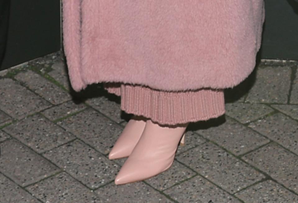 Taraji P. Henson wears light pink leather boots featuring an elongated toe and a stiletto heel at the empire state building on dec. 13, 2023