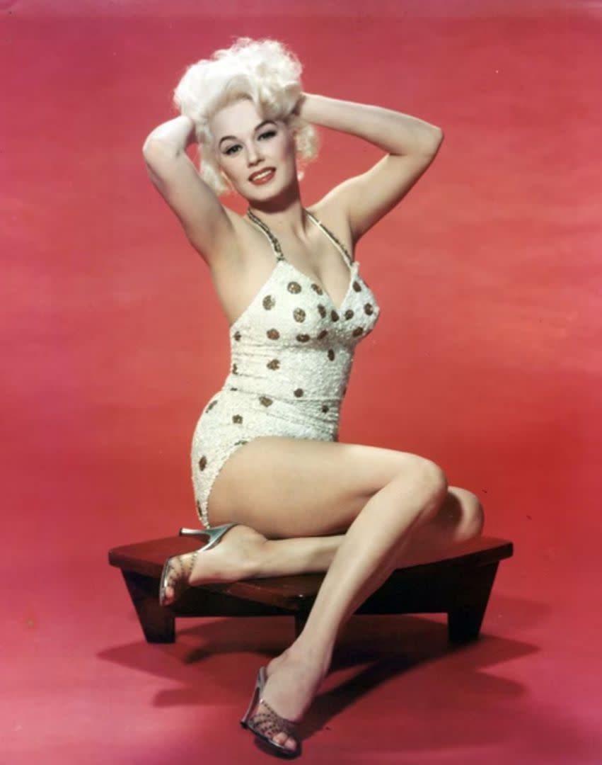 Mamie Van Doren posa para un retrato promocional del musical de 1955, The Stronger Sex