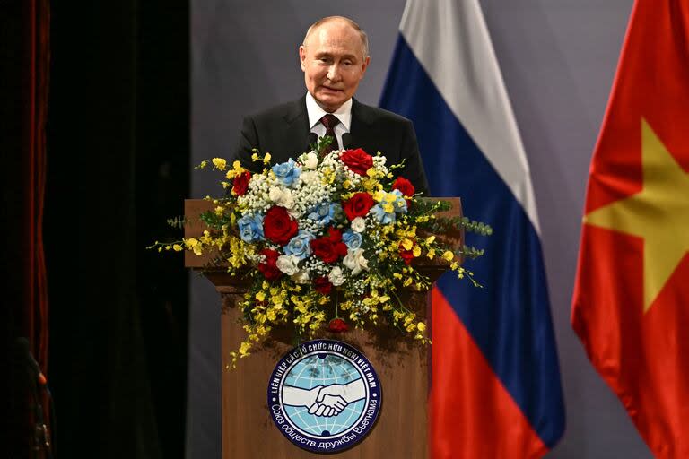 El presidente de Rusia, Vladímir Putin, pronuncia un discurso durante un acto con el presidente de Vietnam, To Lam, al que asistieron la Asociación de Amistad con Vietnam y generaciones de antiguos alumnos vietnamitas que estudiaron en Rusia, en la Ópera de Hanói, el 20 de junio de 2024.