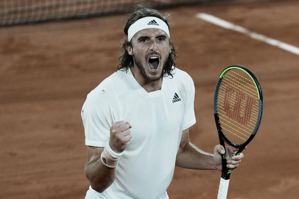 Stefanos Tsitsipas celebra su victoria ante Daniil Medvedev en los cuartos de final del Abierto de Francia, el martes 8 de junio de 2021, en París. (AP Foto/Thibault Camus)