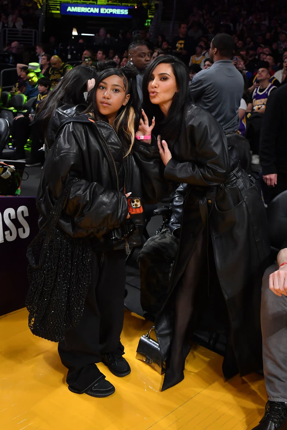 celebrities at the los angeles lakers game