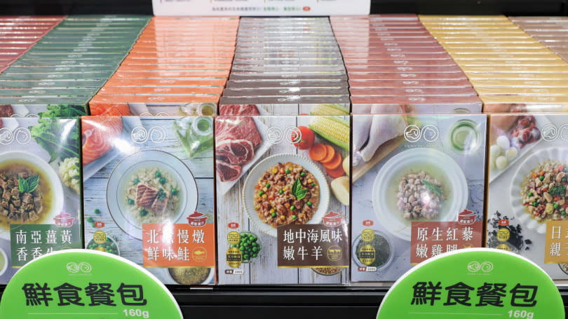 大成集團寵食品牌GOMO PET FOOD所推出的鮮食餐包，以多種異國風味餐及美食圖吸睛，差異化區隔其他品牌。（圖／方萬民攝）