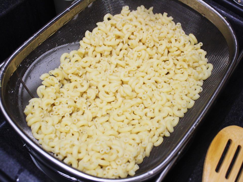 cooked macaroni noodles in a colander