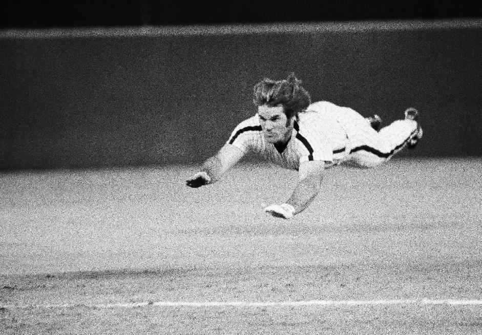 El exjugador de los Filis de Filadelfia Pete Rose se lanza de cabeza a tercera base en un partido contra los Mets de Nueva York. Rose, quien fue suspendido permanetemente del béisbol, regresará a ser manager por un día. (Foto de AP/Rusty Kennedy, archivo)