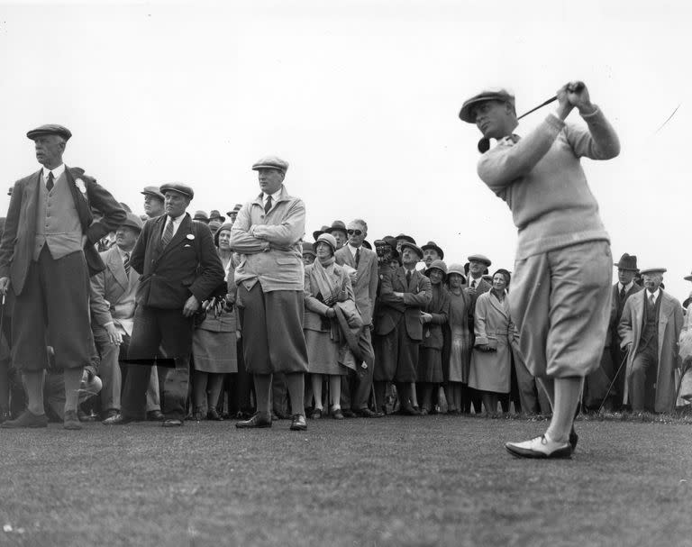 El swing de Bobby Jones y la expectativa del público que lo seguía en las canchas