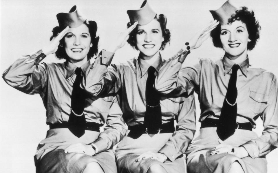 In der Geschichte großer Familienbands stehen sie ziemlich weit vorne: Von 1932 bis 1966 traten die Schwestern Maxene, Patty and Laverne als The Andrews Sisters auf. Einige ihrer Hits von damals, etwa "Rum And Coca-Cola" oder "Boogie Woogie Bugle Boy", tauchen bis heute immer wieder in der Populärkultur auf. (Bild: Hulton Archive/Getty Images)