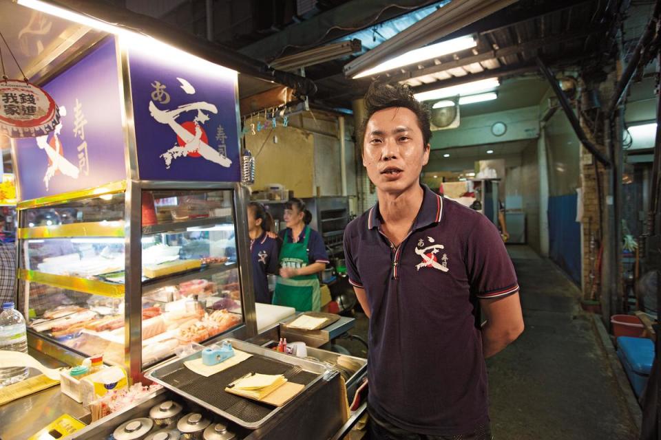 在夜市賣日本料理的小老闆吳先生，因為員工士氣被打擊，寧可認賠殺出。