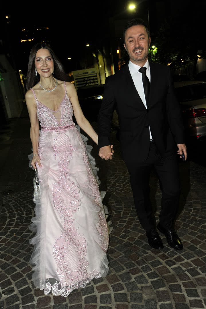 La conductora y periodista Cristina Pérez eligió un vestido largo en tono rosa con encaje y pedrería. Su prometido, Luis Petri, eligió un traje negro 