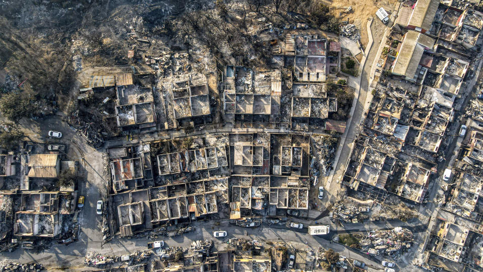 Vista aérea de las viviendas arrasadas por el fuego en el vecindario de El Olivar, en Viña del Mar, Chile, el 5 de febrero de 2024. (AP Foto/Esteban Félix)