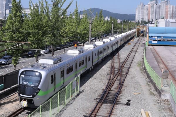 有「最美區間車」之稱的EMU900型電聯車，日前發生車廂漏水。   圖：台鐵局／提供(資料照)