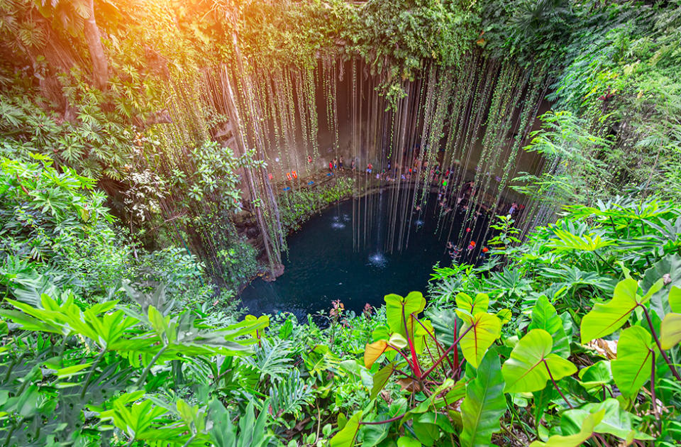 墨西哥著名的地陷(cenotes)是在隕坑上的石灰岩層被侵蝕後形成