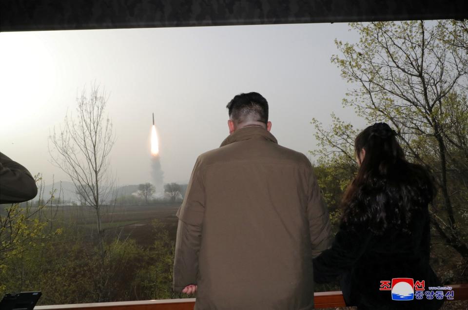 北韓中央通訊社2023年5月16日公布領導人金正恩與其女金朱愛4月觀看「火星-18」洲際彈道飛彈試射畫面。路透社