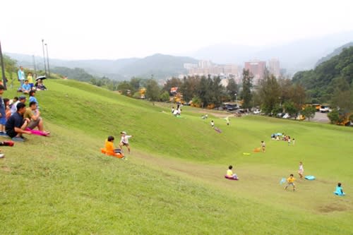 【台北文山區】福德坑環保復育公園─滑草、放風箏、騎單車！