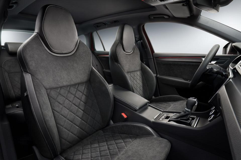 SportLine的座艙鋪陳以熱血為主基調，黑色Alcantara真皮滾白縫線專屬跑車座椅帶來強悍視覺張力。