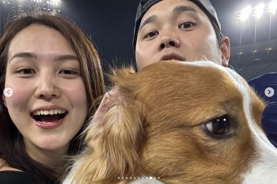 大谷翔平和妻子、愛犬自拍。（翻攝大谷翔平IG）