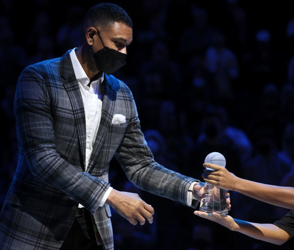 Allan Houston is honored as a recepient of the 17th Annual National Civil Rights Museum Sports Legacy Award before the Memphis Grizzliestake on the Chicago Bulls at FedExForum on Monday, Jan. 17, 2022. 