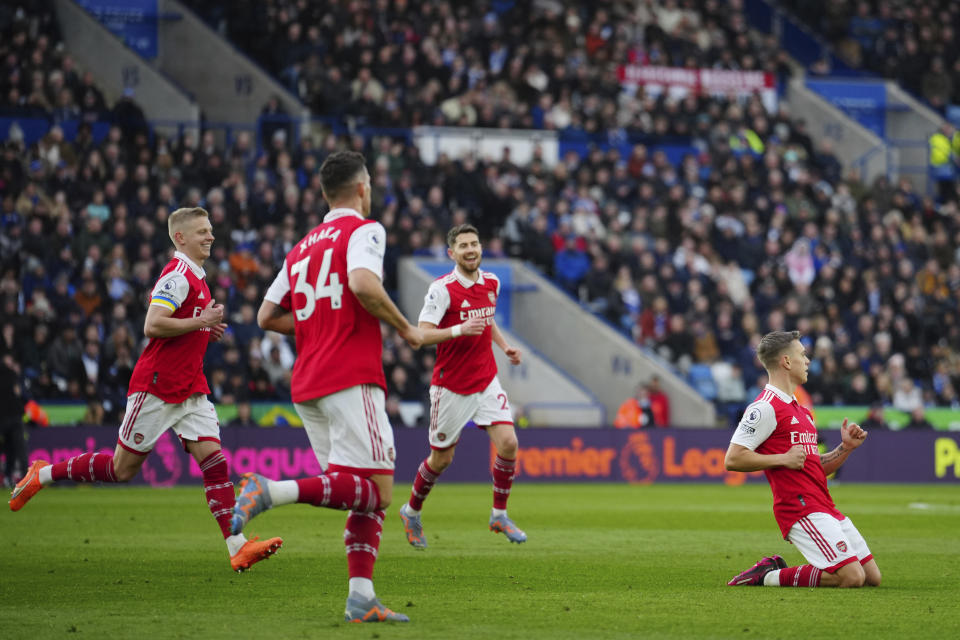 Leandro Trossard del Arsenal celebra tras anotar un gol que fue anulado en el encuentro de la Liga Premier ante el Leicester el sábado 25 de febrero del 2023. (AP Foto/Jon Super)