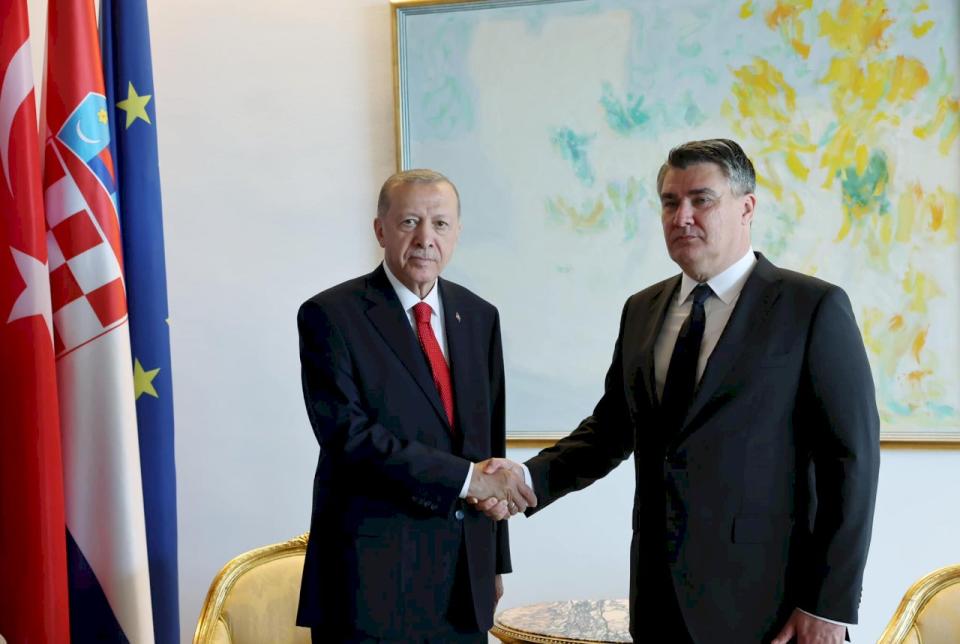 土耳其總統艾爾段(Recep Tayyip Erdogan)(左)與克羅埃西亞總統米蘭諾維奇(Zoran Milanovic)(右)8日舉行聯合新聞記者會。(圖:Recep Tayyip Erdoğan臉書)