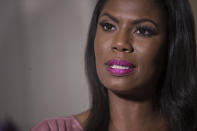 La ex asistente de la Casa Blanca Omarosa Manigault Newman habla durante una entrevista con The Associated Press, el martes 14 de agosto del 2018, en Nueva York. (AP Foto/Mary Altaffer)