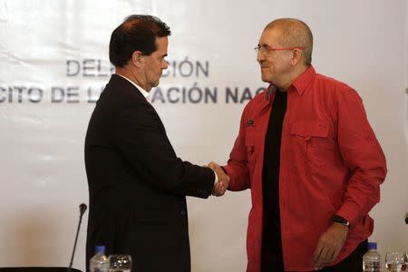 Frank Pearl (L), head of Colombian government delegation and Antonio Garcia, head of National Liberation Army (ELN) delegation, shake hands after signing a joint statement to begin formal peace talks at Venezuela's foreign Ministry in Caracas, March 30, 2016. REUTERS/Marco Bello
