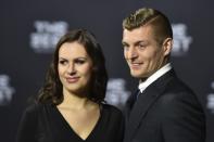 <p>Le milieu allemand du Real Madrid pose avec sa compagne Jessica Farber. </p>