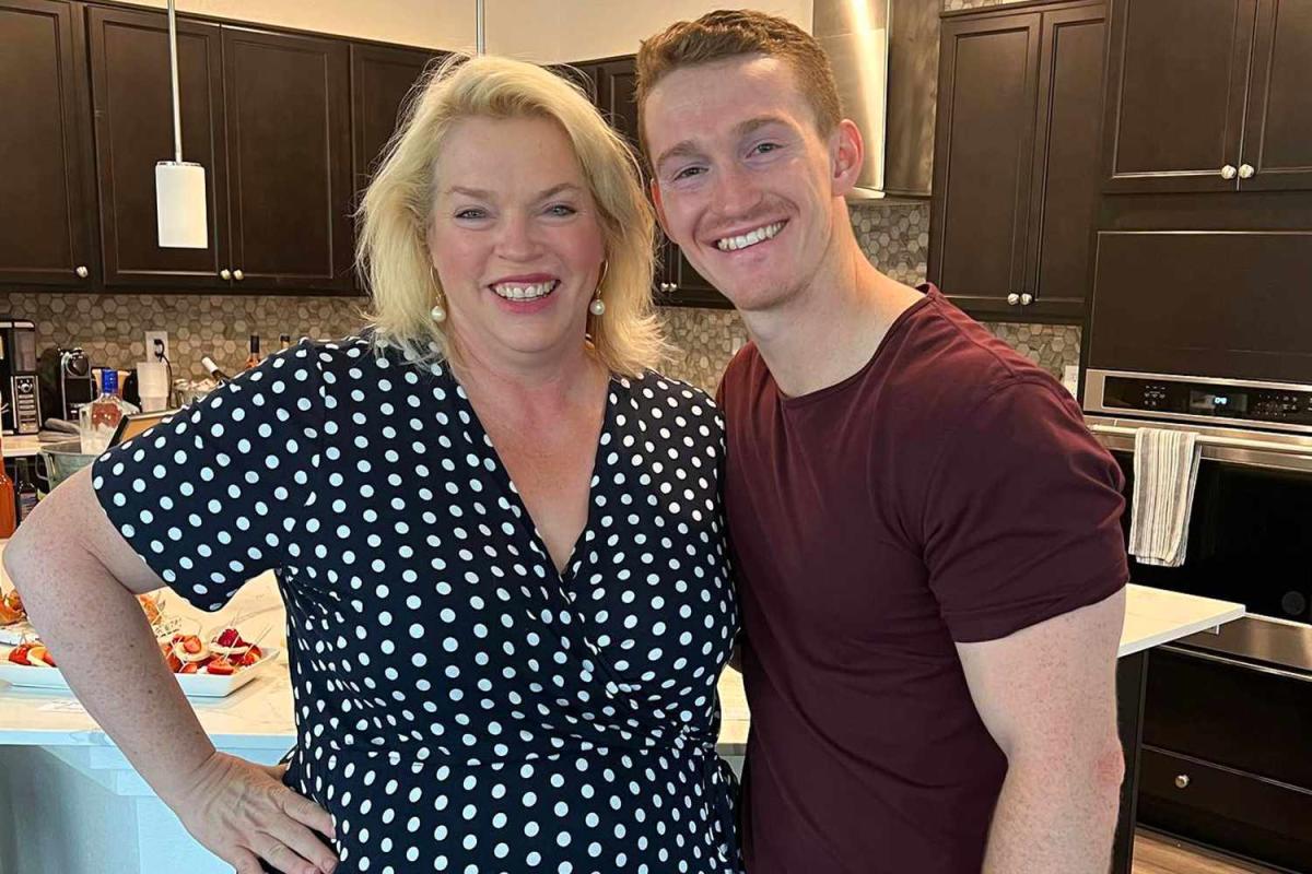 Sister Wives' Janelle Brown Celebrates as Son Logan Turns 29: 'Infinitely  Proud of You' - Yahoo Sports